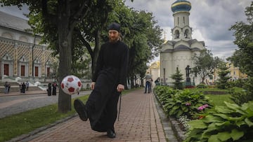 Los sacerdotes ortodoxos del Monasterio de Trinidad y San Sergio no son ajenos al Mundial.