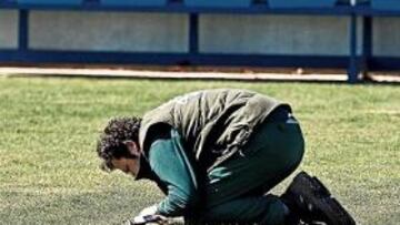 <b>EL REZO. </b>Oriol, uno de los jardineros de la Ciudad Deportiva, parece pedirle a un ser superior que cambie la suerte del Espanyol en la Liga: en Primera y Segunda B.
