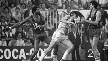 Davis (i) e Iturriaga (c), en la Liga 83-84 ante la presencia de Epi.