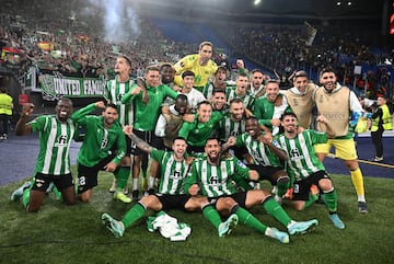 Los jugadores del Betis celebran la victoria en el estadio Olímpico de Roma.