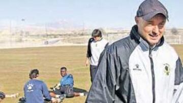 <b>OPTIMISTA. </b>Josu Uribe, entrenador del Hércules, tras un entrenamiento de su equipo, en el campo de Fontcalent.