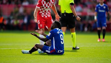 GIRONA, 06/10/2024.- El defensa del Girona David López (i) y el delantero del Ahtletic Nico Williams (d) durante el partido de LaLiga disputado ante el Girona este domingo en el estadio de Montilivi. EFE/ Siu Wu