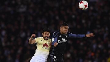 Casemiro disputa el bal&oacute;n a Oribe Peralta en las semifinales del Mundial de Clubes ante el Am&eacute;rica.