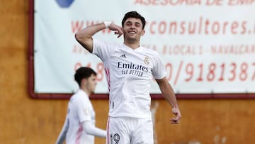 Hugo Duro celebr&oacute; as&iacute; su gol al Navalcanero en el minuto 92 que le dio al Castilla el triunfo la semana pasada.
