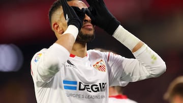 SEVILLE, SPAIN - JANUARY 28: Yousseff En-Nesyri of Sevilla FC celebrates after scoring the team's first goal during the LaLiga Santander match between Sevilla FC and Elche CF at Estadio Ramon Sanchez Pizjuan on January 28, 2023 in Seville, Spain. (Photo by Fran Santiago/Getty Images)