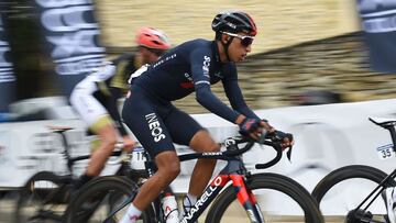 Egan Bernal durante una carrera con el Ineos.