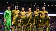 MADRID, SPAIN - JANUARY 08: The team of FC Barcelona line up for a photo prior to kick off during the LaLiga Santander match between Atletico de Madrid and FC Barcelona at Civitas Metropolitano Stadium on January 08, 2023 in Madrid, Spain. (Photo by Diego Souto/Quality Sport Images/Getty Images)