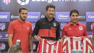 Koke posa junto a Simeone en el recibimiento al Atlético de Madrid en Potosí.