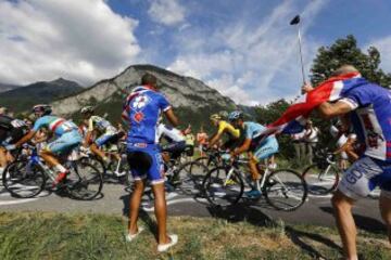 El grupo del líder rondando hacia la meta en Saint-Jean-de-Maurienne.