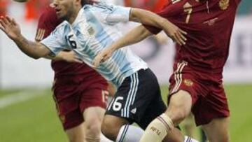 <b>GOLAZO.</b> Agüero firmó el primer gol de Argentina, un golazo.