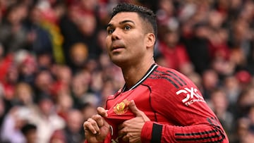 Casemiro celebra un gol señalándose el escudo del United de su camiseta