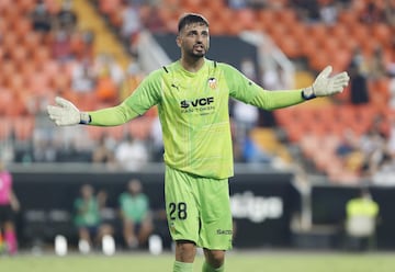 Es el tercer portero en la plantilla valencianista, pero las bajas de Cillessen y Jaume Doménech le abrieron el camino para ocupar la meta che. Los aficionados granadistas lo recordarán por su partido con la elástica del Dinamo de Tiblisi. Su juventud y sus paradas llamaron la atención del Valencia y su actuación frente al Getafe dio la razón a los que confiaron en él: grandes reflejos y agilidad. 