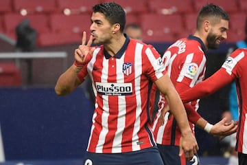 Luis Suárez batió en su debut ante el Granada un récord con el Atlético que permanecía desde hace 67 años. Fue el primer debutante mayor de 30 años que marcó en su primer partido oficial con la camiseta rojiblanca. El récord lo tenía Arangelovich, en la temporada 52-53. Sólo jugó ese partido, pero marcó el 25 de enero de 1953 ante el Málaga. Hizo el gol con 31 años y 38 días. El uruguayo, además, es el jugador más longevo en marcar un gol en Primera en su debut con el Atlético. Marcó con 33 años y 246 días. Otero marcó en Primera ante el Barcelona en la temporada 2002-03 con 33 años y 214 días. Además, es el octavo bigoleador como debutante en la historia del Atlético. El anterior que hizo dos goles en su debut fue Bogdanovic, el 7 de septiembre de 1997.