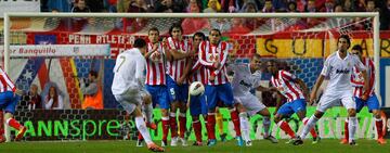 11 de abril de 2012. Partido de LaLiga entre el Atlético de Madrid y el Real Madrid en el Vicente Calderón (1-4). Cristiano Ronaldo marcó el 0-1 de falta directa. 