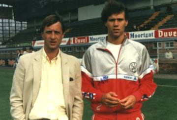 Marco van Basten tiene su vida deportiva ligada a Johan Cruyff. De hecho el 'Flaco' holandés ha sido como un padre deportivo para él y el delantero, el segundo 'hijo' junto a Jordi. Su carrera ha estado marcada por su categoría y a la sombra del inolvidable '14'.
