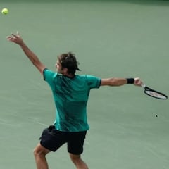 El lanzamiento de la bola determina tu servicio en el tenis