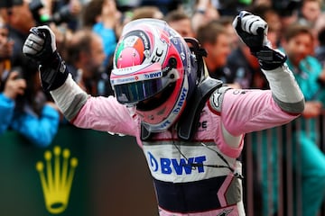 Sergio Pérez celebra su tercer puesto.