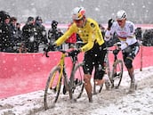 Van Aert se sube a la bici diez días después de romperse el tobillo