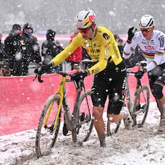 Van Aert se sube a la bici diez días después de romperse el tobillo