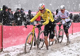 Van Aert se sube a la bici diez días después de romperse el tobillo