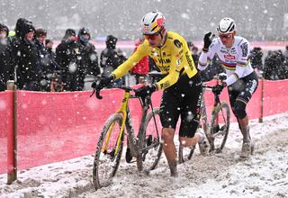 Van Aert se sube a la bici diez días después de romperse el tobillo