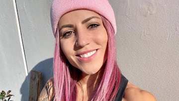 Leticia Bufoni con el pelo rosa y gorro rosa