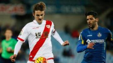 Diego Llorente (i) durante el derbi ante el Getafe.
