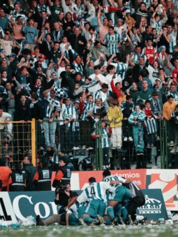 Los jugadores celebran el segundo gol al Espanyol de Roy Makaay. 