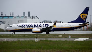 FILE PHOTO: FILE PHOTO: A Ryanair Boeing 737 MAX 8-200 Aircraft prepares to take off from the Nantes Atlantique Airport in Bouguenais near Nantes, France, April 3, 2024. REUTERS/Stephane Mahe/File Photo/File Photo