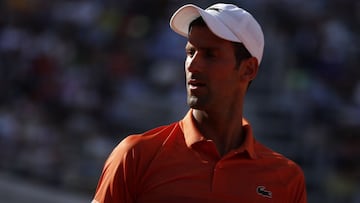 El tenista serbio Novak Djokovic reacciona durante su partido ante Aslan Karatsev en el Masters 1.000 de Roma.