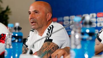 Sampaoli: "Argentina va a jugar con el cuchillo entre los dientes"