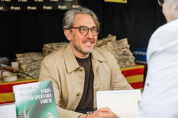 El periodista y escritor M¨¢ximo Huerta, durante la firma de uno de sus ejemplares.