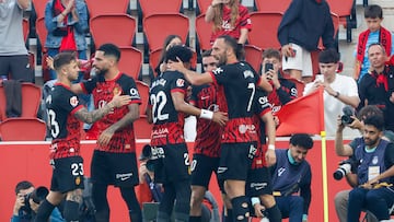 PALMA, 10/05/2025.-El centrocampista del Mallorca Sergi Darder (3d), celebra su gol contra el Valladolid, durante el partido de la jornada 35 de LaLiga EA Sports entre el Mallorca y el Valladold, este sábado en el Estadi Mallorca Son Moix en Palma.-EFE/ Cati Cladera
