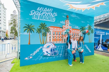 La Plaza de España de Madrid acoge la Fan Zone de los Miami Dolphins. 