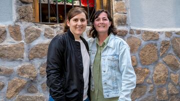 Alicia y Natalia posan para AS en El Boliche.