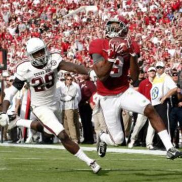 Amari Cooper logra una recepción en un partido de Alabama contra Texas A&M.