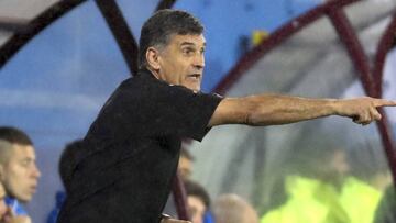 El técnico del Eibar, Jose Luis Mendilibar, durante el encuentro correspondiente a la décima jornada de primera división que han disputado frente al Levante en el estadio Ipurua de la localidad eibarresa.