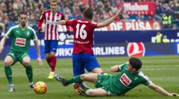 Correa cae al suelo ante la defensa del Eibar. 