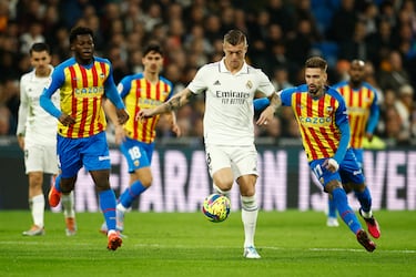 Toni Kroos conduce un balón ante Samu Castillejo.
