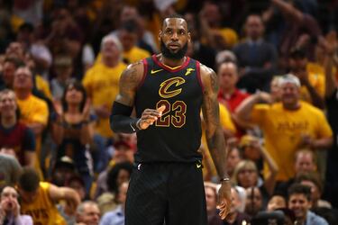 Además, LeBron alcanzó su sexto partido en los presentes playoffs de la NBA con más de 40 puntos.