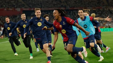SEVILLA, 26/04/2025.- Los jugadores del FC Barcelona celebran el tercer gol del equipo blaugrana durante el encuentro correspondiente a la final de la Copa del Rey que disputan hoy sábado Real Madrid y FC Barcelona en el estadio de La Cartuja, en Sevilla. EFE / Julio Muñoz.