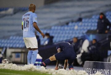 Jugada de la tarjeta roja a Ángel Di María. El argentino propina un pisotón a Fernandinho fuera del terreno de juego.