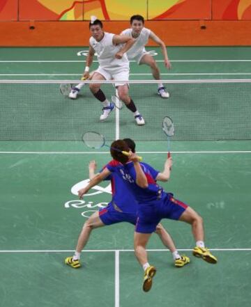 Instante del partido de dobles de bádminton entre los surcoreanos Lee Yong-Dae y Yoo Yeon-Seong y los taiwaneses Lee Sheng-Mu y Tsai Chia Hsin.