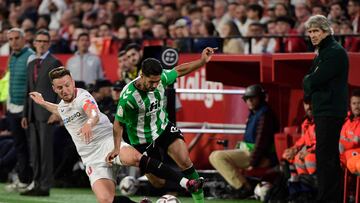 Rakitic, Ayoze y de fondo Pellegrini, duante el último derbi.