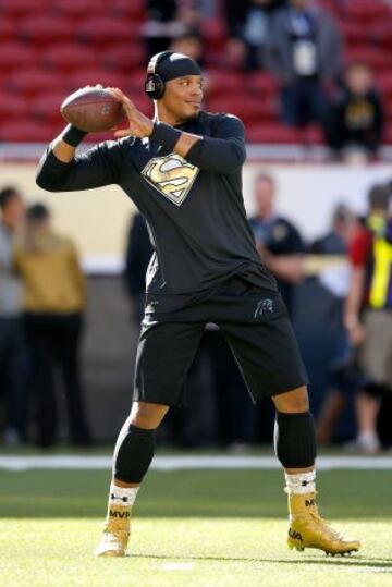 ¿Es un pájaro?, ¿es un avión? Nooo... Es Cam Newton preparándose para la Super Bowl 50.