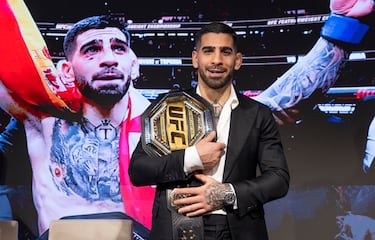 Ilia Topuria muestra el cinturón de campeón de la UFC en la rueda de prensa en el Hotel Rosewood Villa Magna.