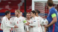 Los daneses abrazan a Eriksen tras su gol en Wembley.