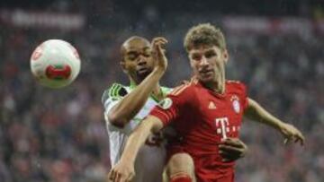 El centrocampista del Bayer lucha por el bal&oacute;n con Naldo, del Wolfsburgo.
