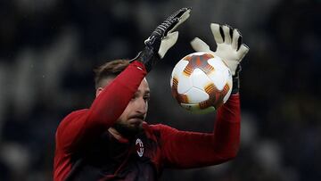 Soccer Football - Europa League - AEK Athens vs AC Milan - OAKA Spiros Louis, Athens, Greece - November 2, 2017   AC Milan&#039;s Gianluigi Donnarumma warms up   REUTERS/Alkis Konstantinidis