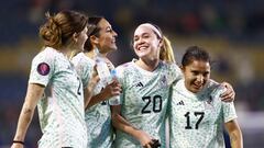 Jugadoras de la Selección Mexicana Femenil festejan un gol en contra de República Dominicana.